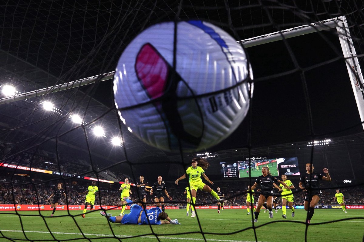 Photographer Raul Romero always gets to games early to set up his remote camera. Here is his shot on Trinity Rodman’s goal last night  #NWSL