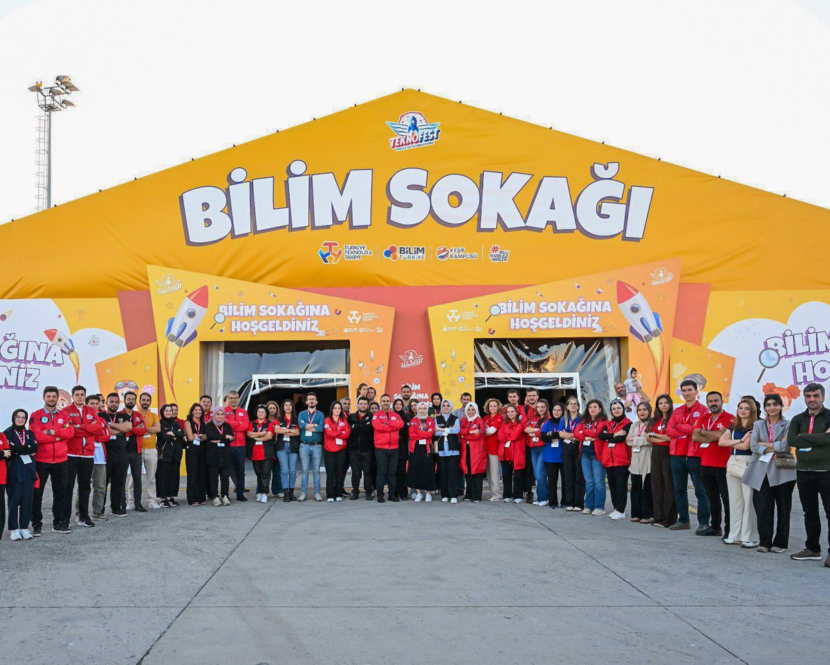 BilimFatih_'s tweet photo. 3. günün enerjisi bambaşkaydı 🎊

TEKNOFEST alanında bilim, teknoloji ve eğlence bir aradaydı. Katılımcılarla birlikte unutulmaz anlar yaşadık. 💫

Alandan yansıyan kareleri görmek için kaydırmayı unutmayın 👉📸

#TEKNOFESTİstanbul #SelçukBayraktar @Selcuk @teknofest https://t.co/5oTzb6Fopx