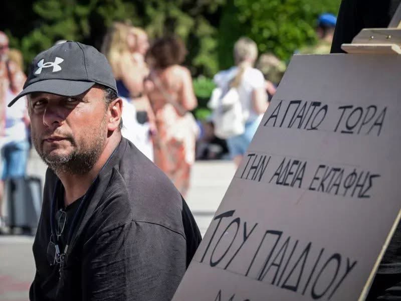 pamblo_'s tweet photo. Αυτός ο πατέρας, αυτός ο αγώνας που δίνει, αυτή η εικόνα θα στοιχειώνει για πάντα αυτή την άθλια κοινωνία https://t.co/uMvt6ZgkGi