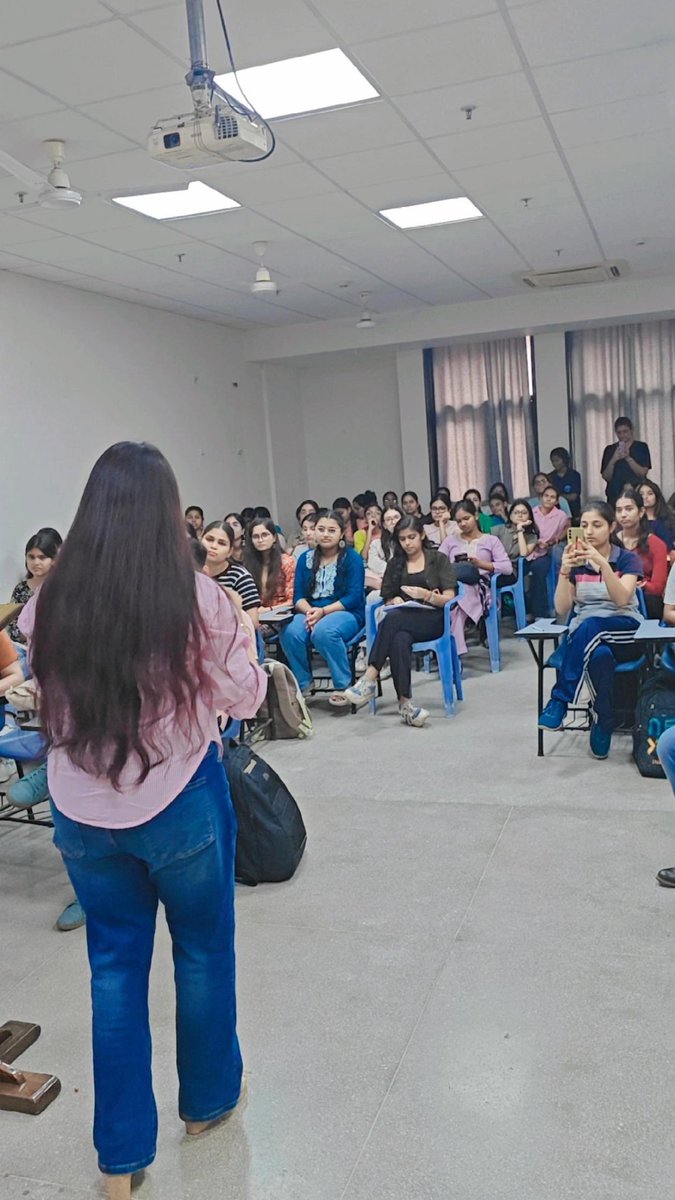 speakupwitpriya's tweet photo. Lecture time at Jesus and Mary college, delhi university 

#priyamvadadixit #PriyamvadaDixit #banarasiafsaane #DelhiUniversityelections https://t.co/c6TJ2obsMH