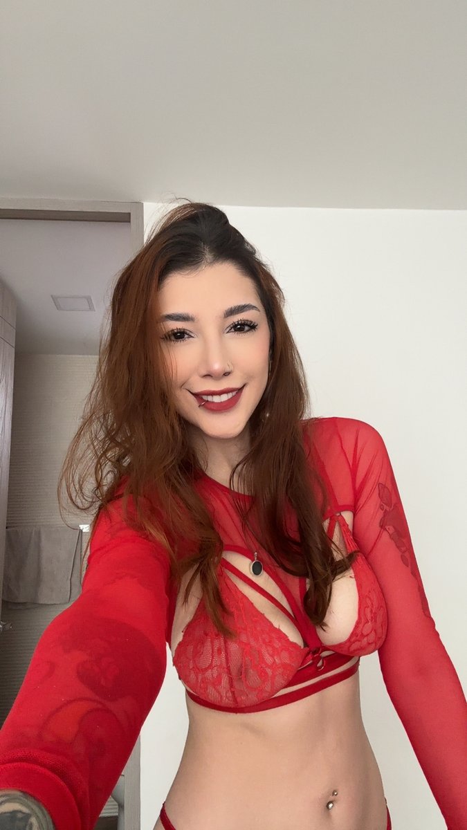 aliciaxxstone's tweet photo. lookin for a partner in crime https://t.co/rBtrg47qgr