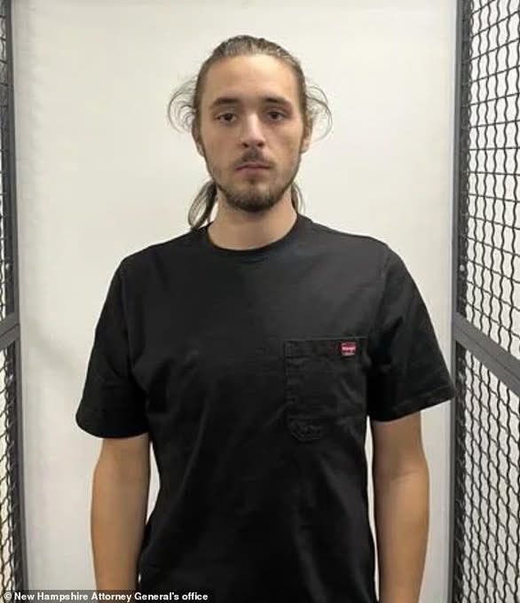 🚨ARRESTED🚨

A 22-year-old man is accused of threatening to kill Republican Governor Kelly Ayotte with homemade pipe bombs.

Authorities claim Tristan Anderson openly shared his intentions with his roommate on Snapchat, even revealing the materials he intended to utilize.