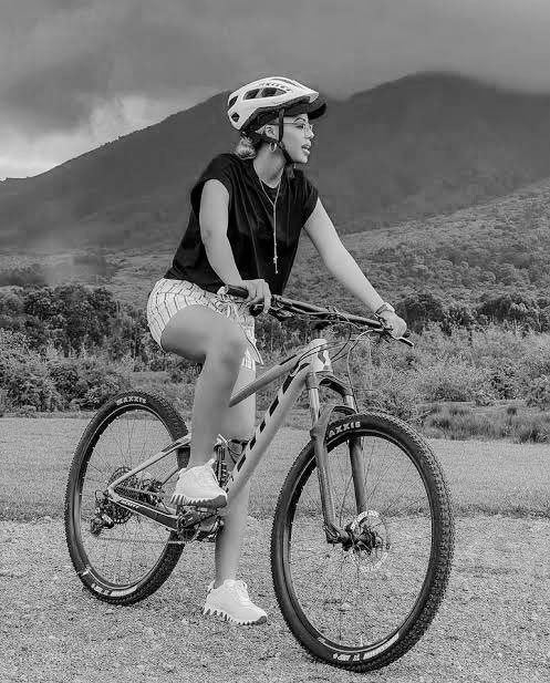 IGARE N’UMUNYARWANDA 

Ritaraba iryirushanwa 
Rikiri iryo gukoranwa 
Uca ibitoki rikikorera 
Wakama ileteri rikagemura 
Wanakunda rikaguteretera
Ryahoze ari ingirakamaro,
Umusore ryafashije inkumi 
Rikamukura mu isoni 
Niwe uryirahira ati kabeho #UCI 
…..