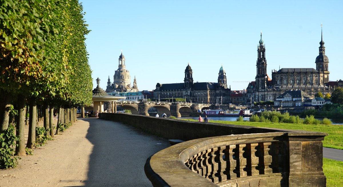Zum Ausklang eines wunderschönen frühherbstlichen Sonnentages ein freundlicher Postkartengruß aus Dresden!