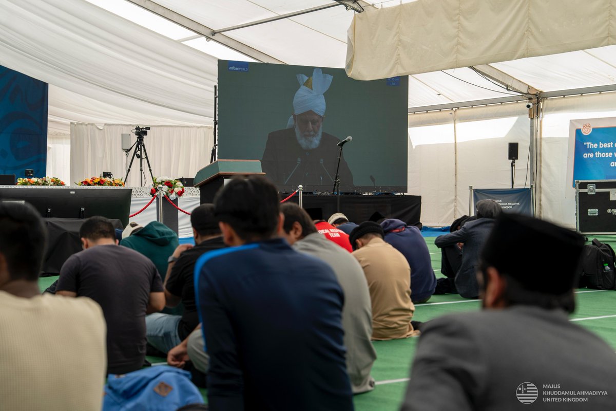UKMuslimYouth's tweet photo. MKA UK National Ijtema 2025 began today with Khuddam coming together to listen to Huzoor’s (aba) Friday sermon and offering Jumma prayers in Ijtema Gah.

📌 Hook Lane, Puttenham, GU3 1AN

🔗 https://t.co/qPutPVs19T

#ijtema #Quran #CasketofJewels #Muslimyouth #ijtema25 https://t.co/6vlBnwsLnO