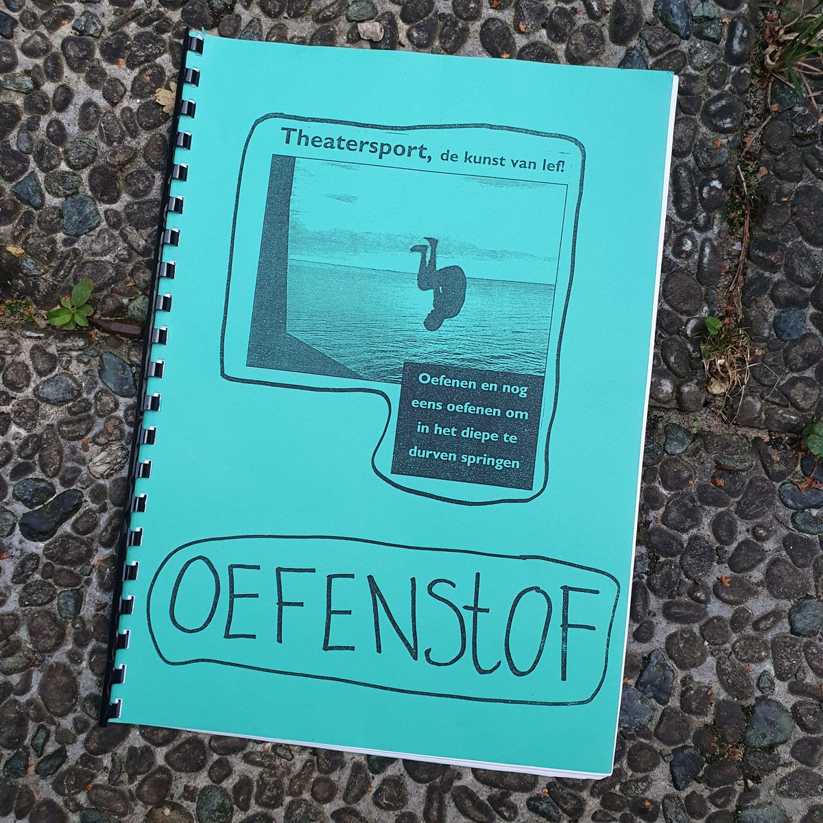 SpringinTheater's tweet image. Wat leuk, bij het opruimen van de opslag kwam ik o.a. deze reader tegen van ruim 30 jaar geleden toen ik kennis maakte met het toen net in Nederland geïntroduceerde fenomeen &apos;theatersport &apos; 🤓