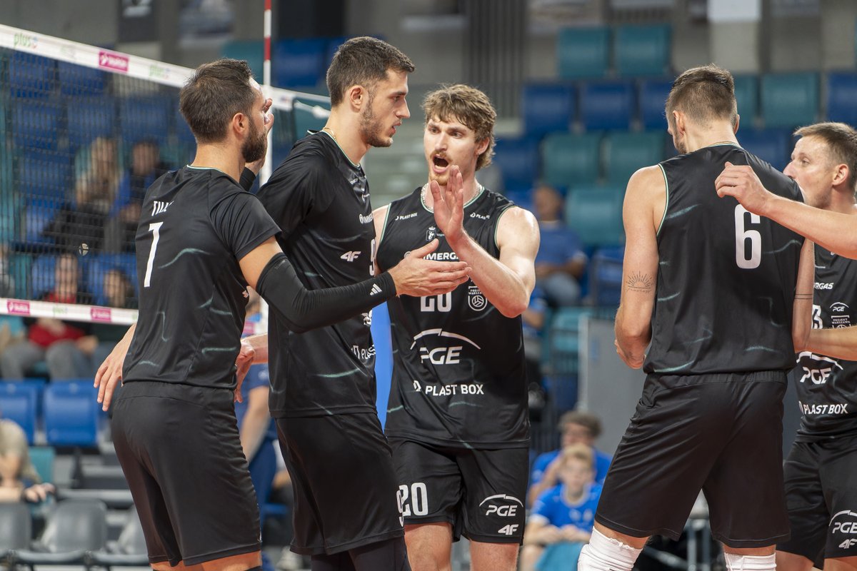 projektwarszawa's tweet photo. Pierwszy sparing sezonu na remis!👊

Wyjazdowy mecz z @mks_slepsk kończymy wynikiem 2:2 (25:18, 27:29, 25:18, 13:25). 

Jutro kolejne starcie przygotowawcze z tym samym rywalem o godz. 12:00🤝

#PlusLiga https://t.co/Zas5yN6oyu