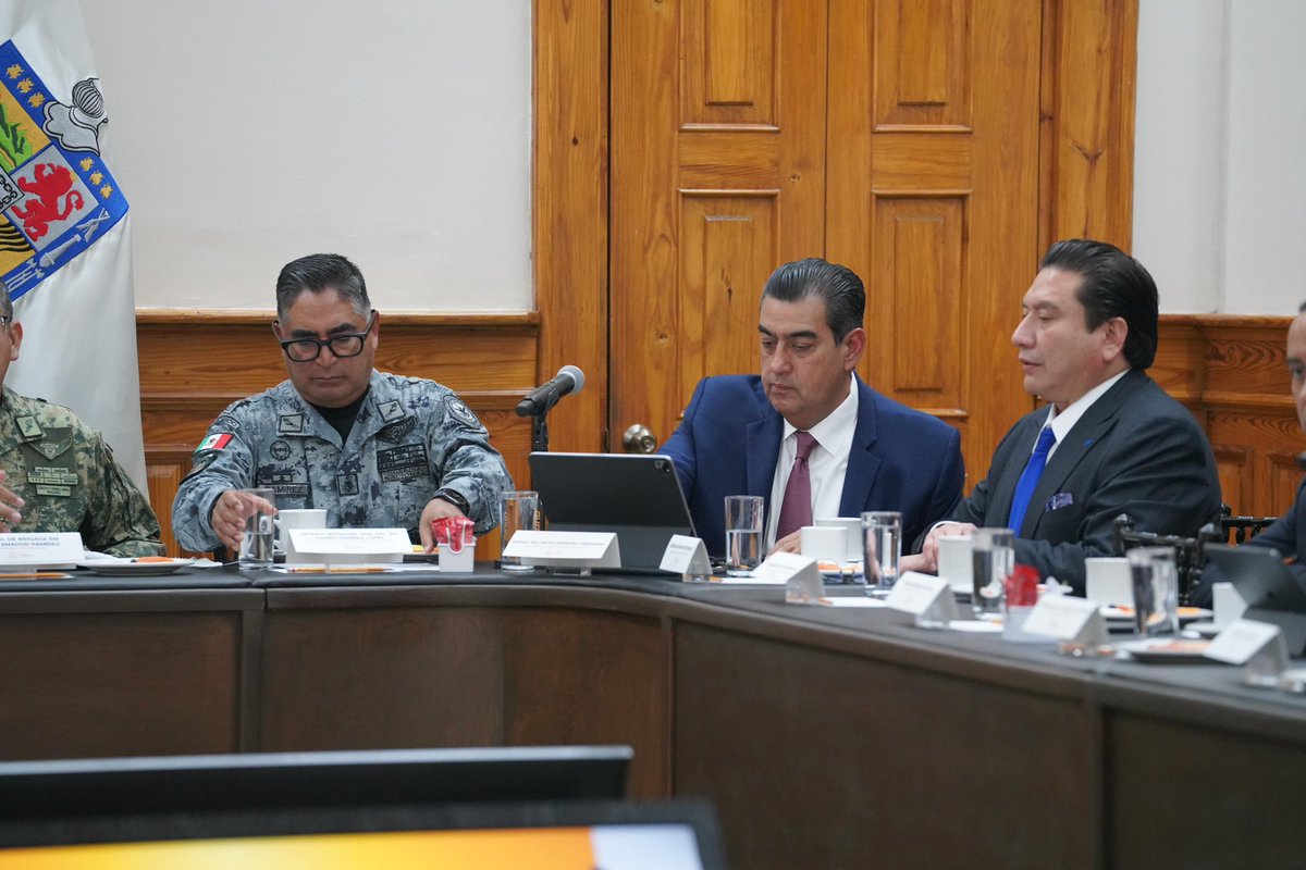 SergioSalomonC's tweet photo. Esta mañana participé en la Mesa de Seguridad del Estado de Nuevo León, y tuve el gusto de conversar con mi amigo el Gobernador @samuel_garcias.

Desde el @INAMI_mx refrendamos nuestro compromiso de trabajar coordinadamente en favor de la seguridad y la movilidad humana, siempre con visión humanista y de respeto a los derechos que marca nuestra Presidenta @Claudiashein. 🇲🇽