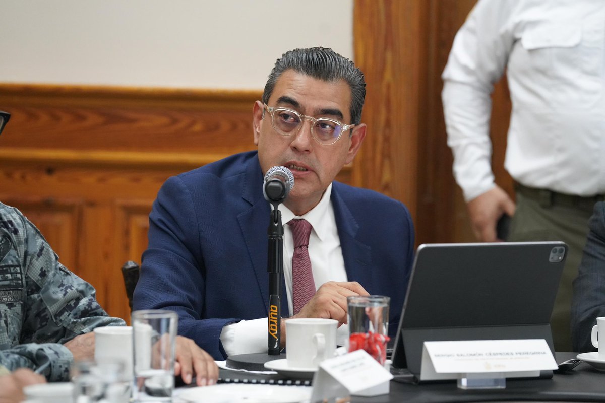 SergioSalomonC's tweet photo. Esta mañana participé en la Mesa de Seguridad del Estado de Nuevo León, y tuve el gusto de conversar con mi amigo el Gobernador @samuel_garcias.

Desde el @INAMI_mx refrendamos nuestro compromiso de trabajar coordinadamente en favor de la seguridad y la movilidad humana, siempre con visión humanista y de respeto a los derechos que marca nuestra Presidenta @Claudiashein. 🇲🇽