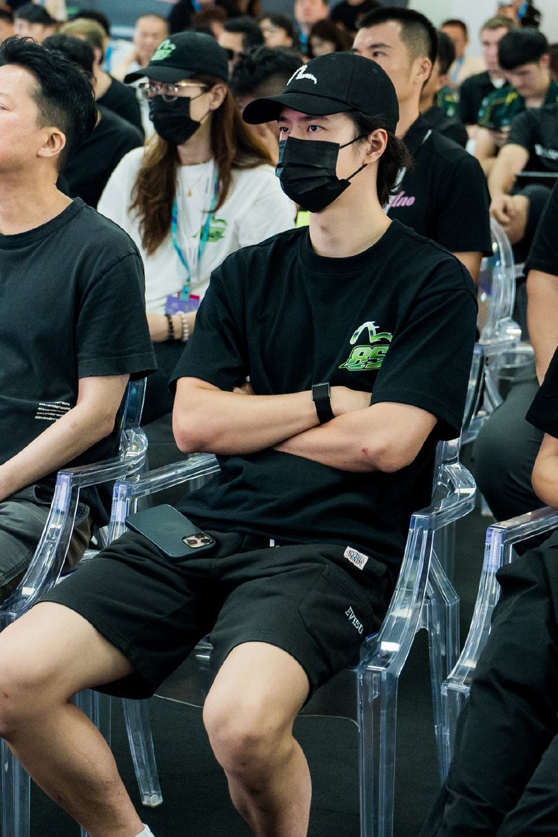 he’s so ridiculously attractive without even trying 😵‍💫😭