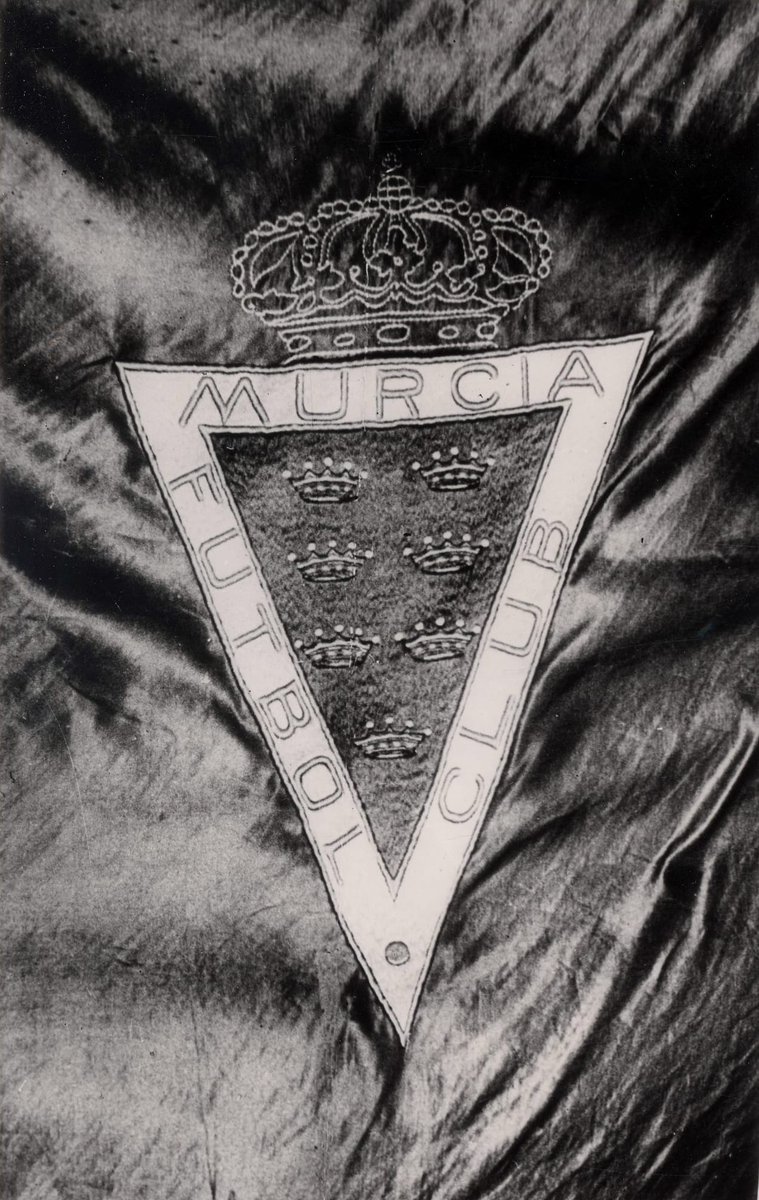 📜❤️🤍 100 años de historia.
Un 20 de septiembre de 1925, en La Condomina, el Real Murcia bendijo su primera bandera oficial, símbolo eterno de orgullo y pasión murcianista.

🔴⚪ Hoy, un siglo después, seguimos honrando nuestra historia.