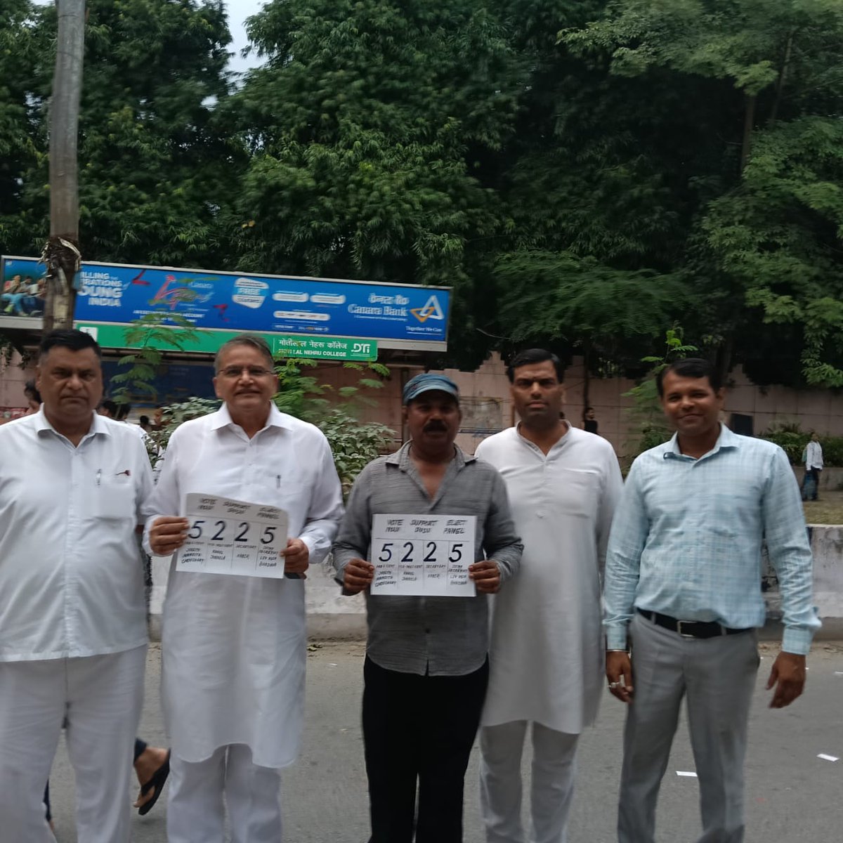 colonelsehrawat's tweet photo. दिल्ली विश्वविद्यालय छात्र संघ चुनाव में #NSUI और कांग्रेस की मेहनत दिख रही है! 🇮🇳
​आज मटियाला से विधायक उम्मीदवार श्री रघुविंदर शौकीन जी के साथ मोतीलाल नेहरू और ARSD कॉलेज में युवा छात्रों के बीच पहुंचे।
​साथ में थे बिजासन विधानसभा के दो वार्ड अध्यक्ष जोगिंदर शेरावत जी और अजय यादव जी, और कापासेड़ा से विक्रम यादव। इस अभियान की कमान खुद दिल्ली कांग्रेस अध्यक्ष श्री देवेंद्र यादव जी ने संभाली है।
​श्री राहुल गांधी जी का 'वोट चोर गद्दी छोड़' का नारा गूंज रहा है, और दिल्ली के युवा बीजेपी की चाल को अच्छी तरह समझ रहे हैं।
​यह जीत की तैयारी है! 🎉
#DUSU2025 #NSUI #Congress #छात्र_शक्ति #DelhiPolitics #RahulGandhi #DUSUElections #Students #YouthVoice #दिल्ली_यूनिवर्सिटी