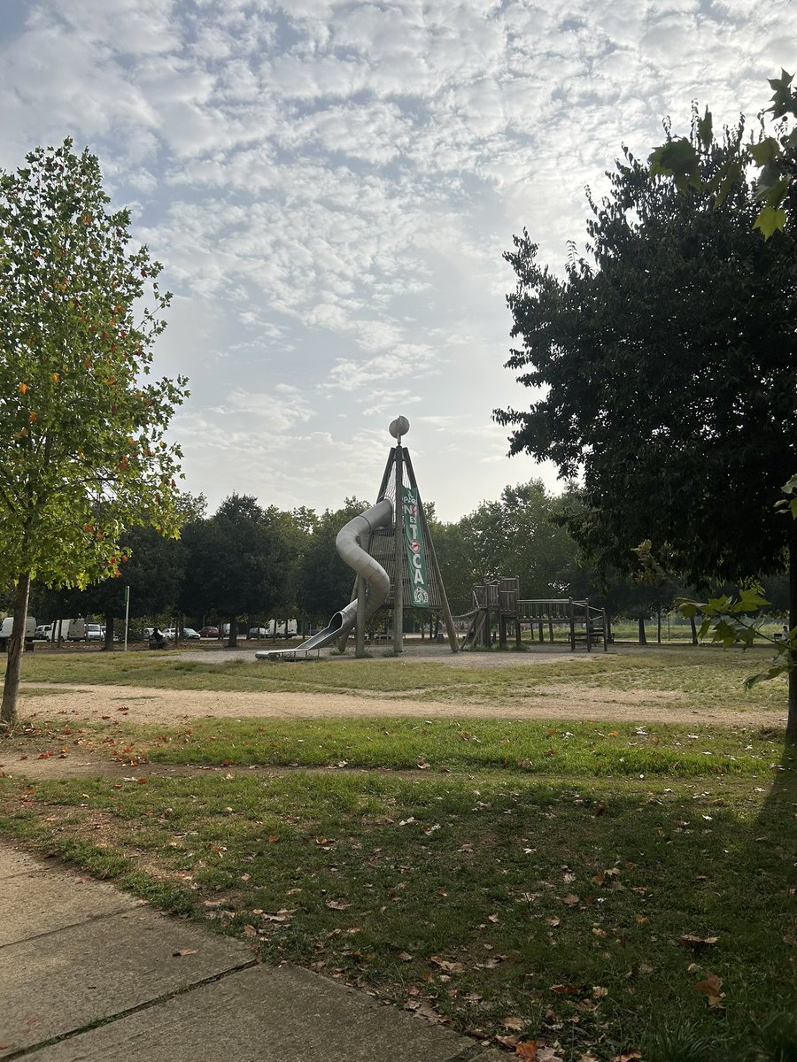 rayadec0ca's tweet photo. estos edificios quieren hacer en el parque de mi barrio, de mi ciudad💔 https://t.co/DrVk3GD3Ct
