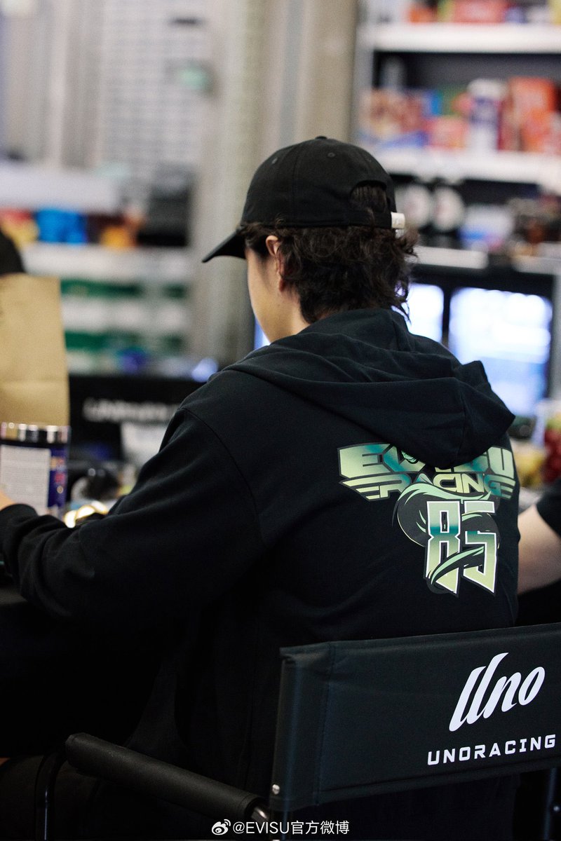 이 디자이너는 돈도 안 받고 계속 디자인 변경도 ㅇㅋ 해주고 연하정도 연예인이랑 작업했다고 하면 평생 일 걱정은 없을 텐데 그런 건 신경도 안 쓴다는 듯이 영원히 나타나지도 않음 수상하다