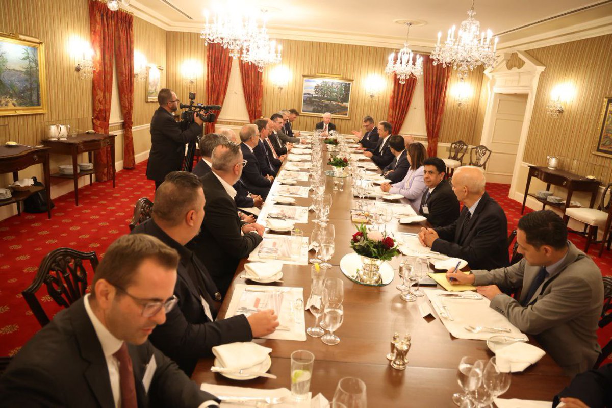 Ο Πρόεδρος της Κυπριακής Δημοκρατίας <a href="/PresidentCYP/">President of the Republic of Cyprus</a> <a href="/Christodulides/">NikosChristodoulides</a> συμμετέχει σε συζήτηση στρογγυλής τραπέζης με διακεκριμένους επιχειρηματίες και επενδυτές, κατόπιν πρόσκλησης της Fairfax.

Η συζήτηση αποτέλεσε θεσμοθετημένο πλαίσιο διαλόγου και ανταλλαγής απόψεων, με στόχο την