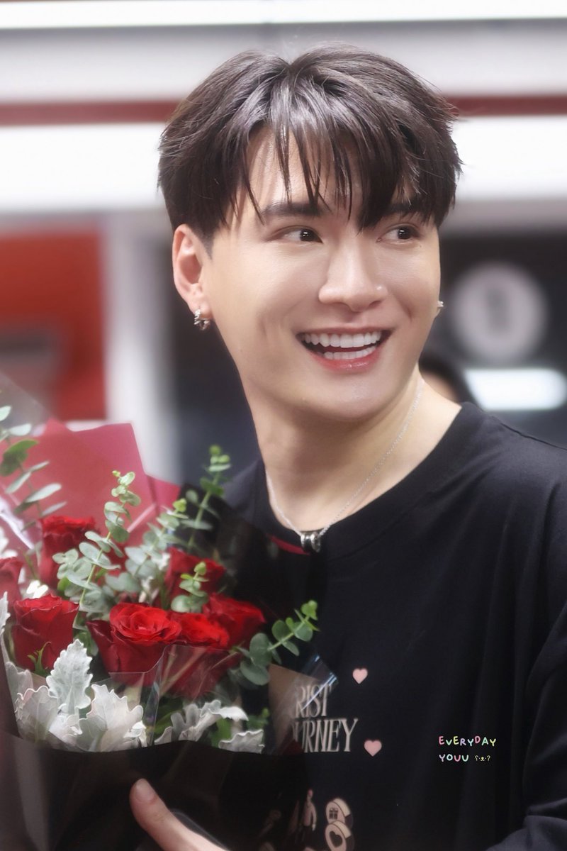 everyday__youu's tweet photo. ความสดใสของวันนี้ 🥹🥹🥹 

#TheGoldenShowConcert2025
#KristPerawat https://t.co/EvoRDeF5H9