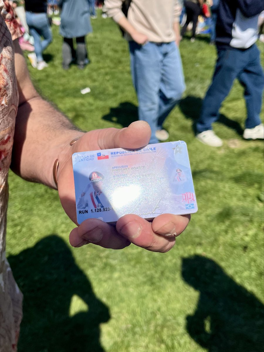 Hoy en el Parque O’Higgins un supuesto “patriota” estaba vendiendo por la Parada Militar “carnets de Pinochet” y le ofrecía combos a las personas que lo grababan, increíble que todavía exista esta gente. Afortunadamente nadie lo pescaba.