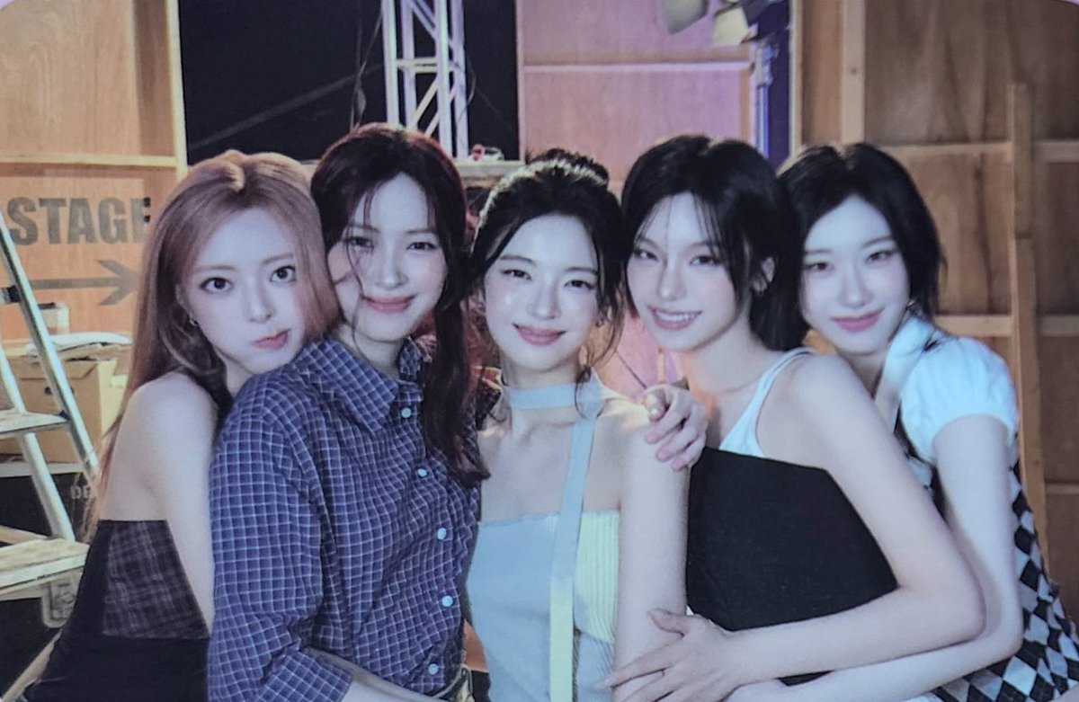 midzyoomf's tweet photo. this family photo https://t.co/ib0rSmH9mw