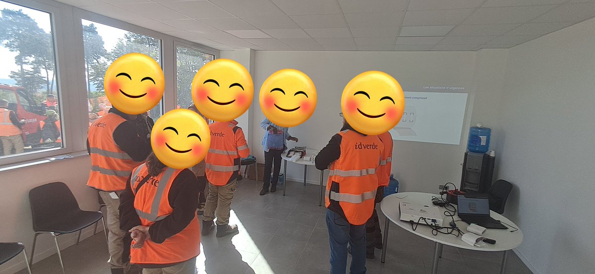 Journée sur le thème de la sécurité en entreprise. Ici l’atelier secourisme, avec un rappel des conduites à tenir face à une personne blessée. #Sécurité #Entreprise.