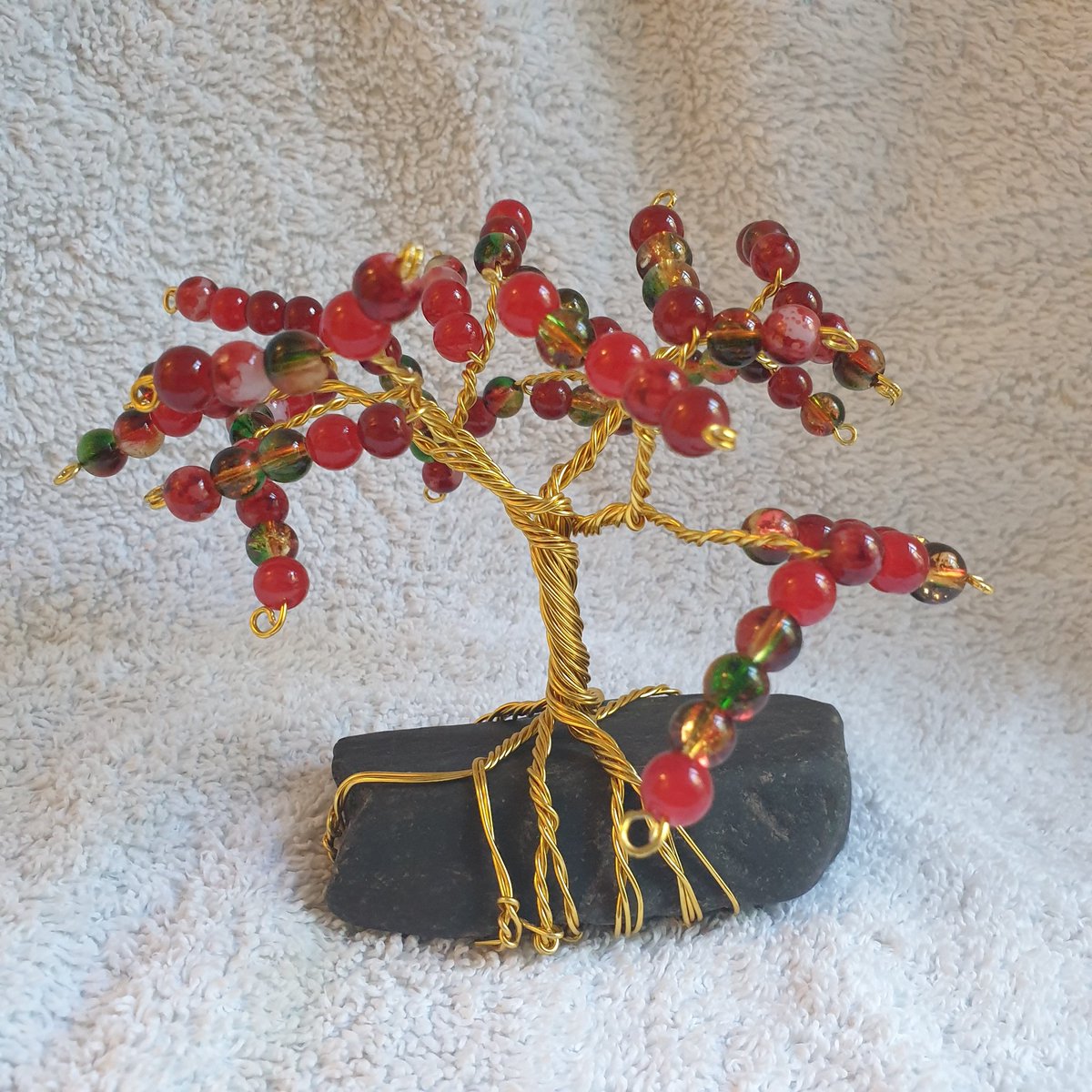 Liberator_hen's tweet image. A few of the beaded trees i made this week.
.@MerylinmoonUK 
#art
#wireart #Handmade #trees