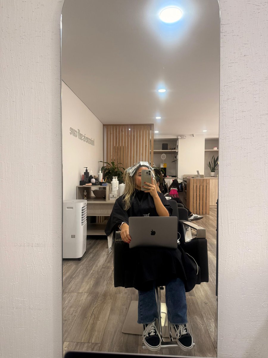 Geilysmc's tweet image. My office this morning 💇‍♀️💻
Remote work means anywhere can be the office ✨ 
#remotework