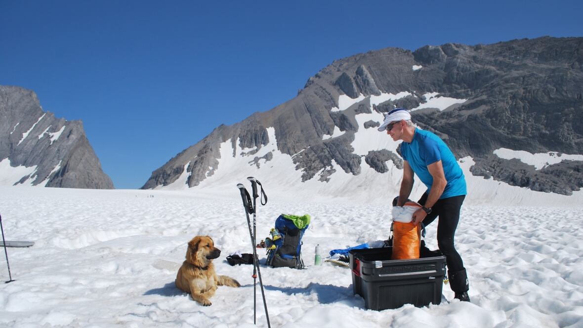 environmentca's tweet image. Meet our glaciologist, Shawn Marshall.
As a #glacier expert, he helps us better understand the effects of #ClimateChange on the availability of freshwater.
Learn more about his important work: ow.ly/8IbW50WZxtB
#CanSci
#Glaciers2025