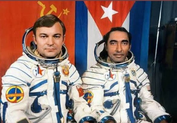 LivanJSanchezE1's tweet photo. Hace 45 años un cubano, el hoy general Arnaldo Tamayo Méndez, volaba al Cosmos junto al soviético Yuri Romanenko. Ese hecho es uno de los símbolos de la amistad y solidaridad entre pueblos hermanos. #CubaViveEnSuHistoria
#LaHabanaEsSalud https://t.co/VXm5h9DfAE