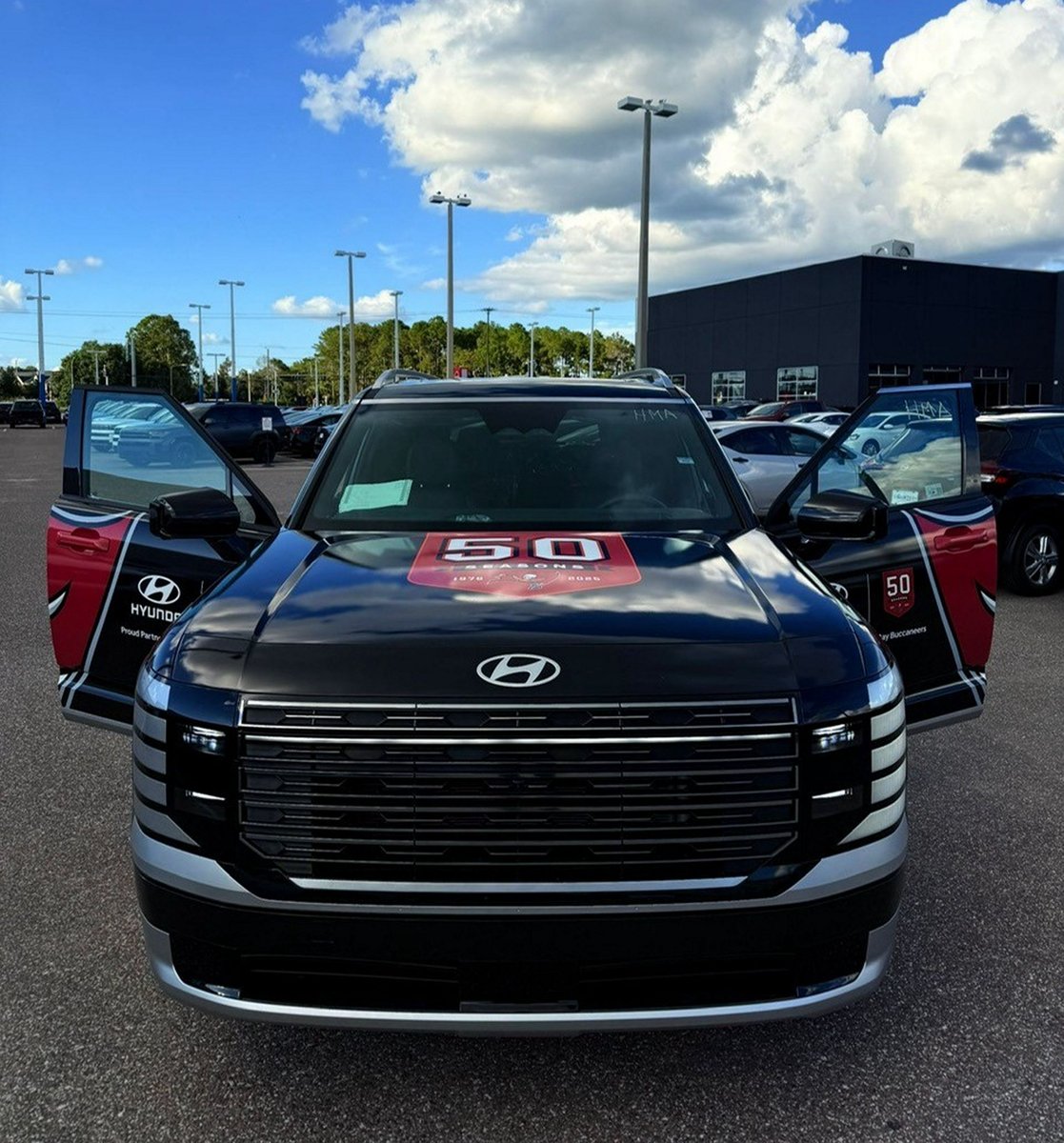 🏈 Hyundai is a proud partner of the Tampa Bay Buccaneers in celebration of their 50th season! How cool is this Palisade?! 🏴‍☠️
