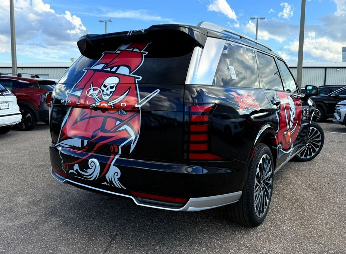 CourtesyHyundai's tweet photo. 🏈 Hyundai is a proud partner of the Tampa Bay Buccaneers in celebration of their 50th season! How cool is this Palisade?! 🏴‍☠️ https://t.co/POkHuVEbjr