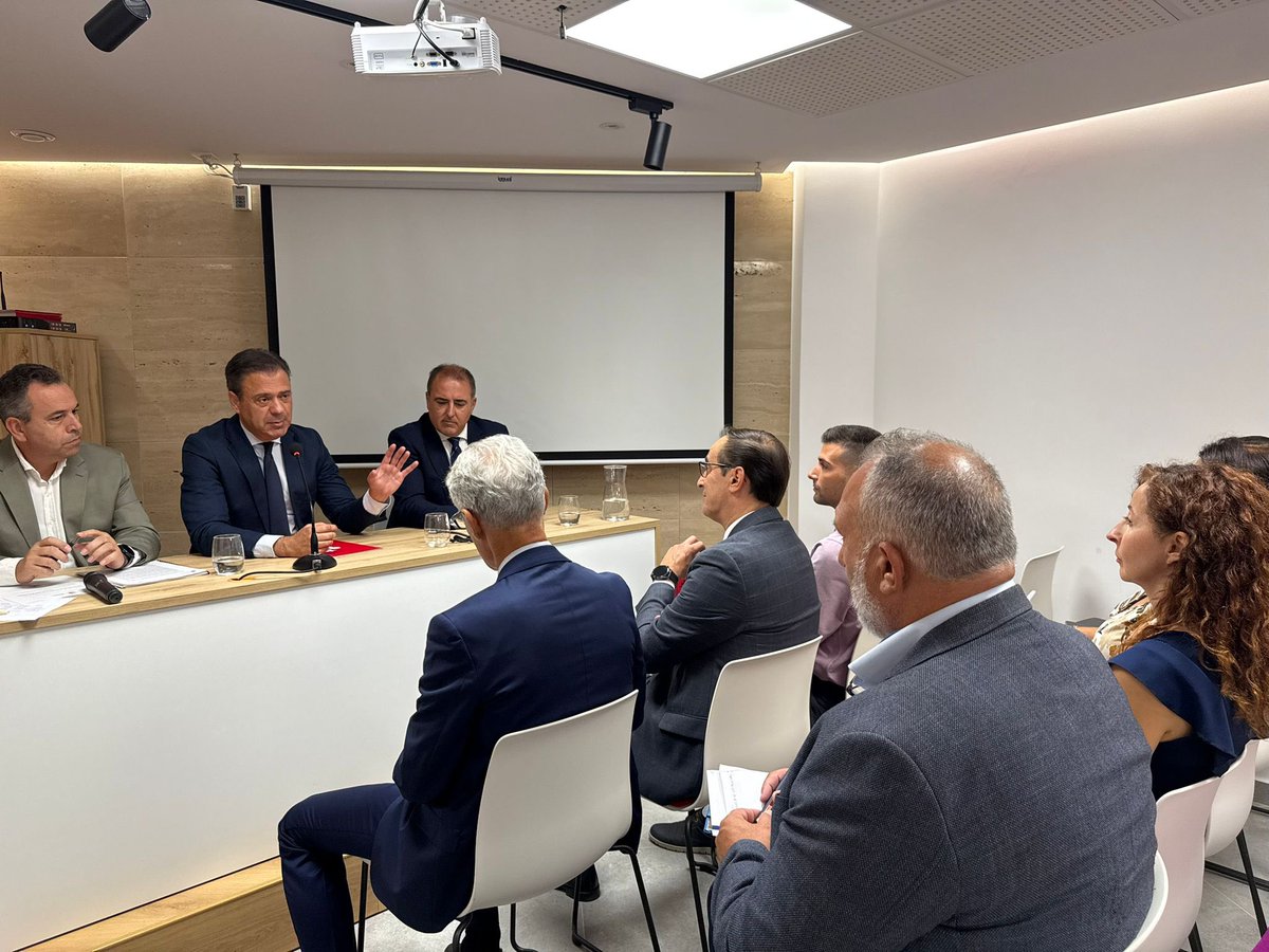 Los ayuntamientos y el Gobierno <a href="/regiondemurcia/">Gobierno de la Región de Murcia</a> tenemos un objetivo común:
👉Reforzar la seguridad.
Y para ello contamos con una herramienta muy importante: la 𝐄𝐬𝐭𝐫𝐚𝐭𝐞𝐠𝐢𝐚 𝐝𝐞 𝐒𝐞𝐠𝐮𝐫𝐢𝐝𝐚𝐝 𝐲 𝐂𝐨𝐧𝐯𝐢𝐯𝐞𝐧𝐜𝐢𝐚 𝐂𝐢𝐮𝐝𝐚𝐝𝐚𝐧𝐚 ‘𝐑𝐞𝐠𝐢ó𝐧 𝐝𝐞 𝐌𝐮𝐫𝐜𝐢𝐚