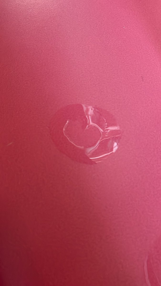 M’estarà dient la mare natura que m’estima? Que el meu amor serà una viciada del cafè com jo…? Sigui el que sigui, la casualitat ha fet que al aixecar el got hagui deixat aquesta forma de cor.. i es günik quan et passen aquestes coses en plena solteria ☺️