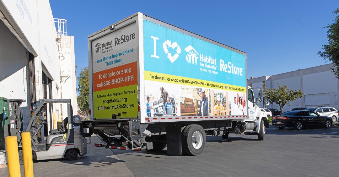 HabitatLA's tweet photo. Got a canoe? A garden fountain? A set of tires? 😄

Habitat LA #ReStores take more than just furniture- we take the random stuff too!
🛻 Easy pickups (even for commercial donations!)
📦 Drop-offs welcome
📞 (424) 246-3637
🔗 https://t.co/hCtI6bXbEy

#DonateToReStore #HabitatLA https://t.co/nIIDZjkUbB