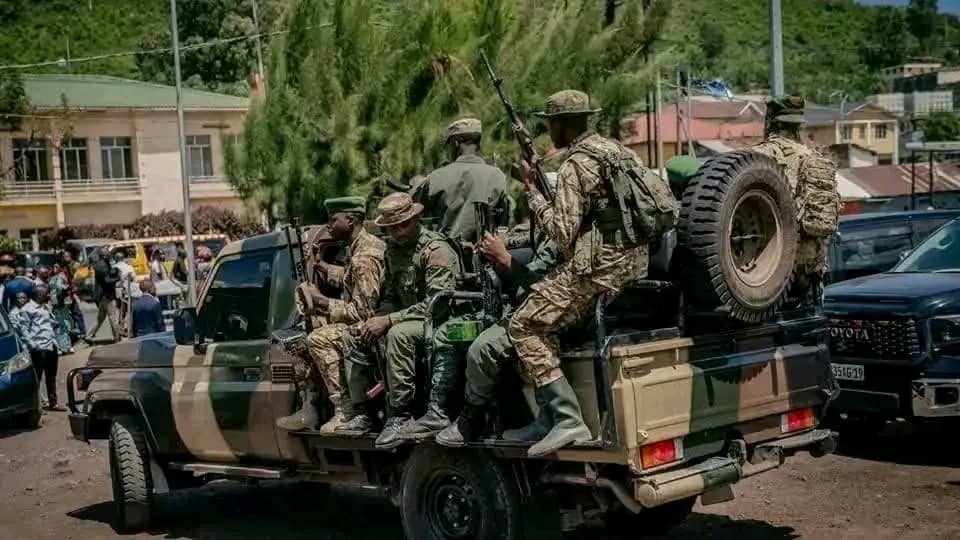 #Nordkivu : La menace du #M23 de conquérir des nouvelles entités pèse toujours. À #Lubero, 3 véhicules de renfort en hommes et en munitions ont traversé #Kanyabayonga et #Kirumba il y a 2jrs. Pendant que ce mouvement menace aussi d'occuper la ville d'Uvira au #SudKivu.
