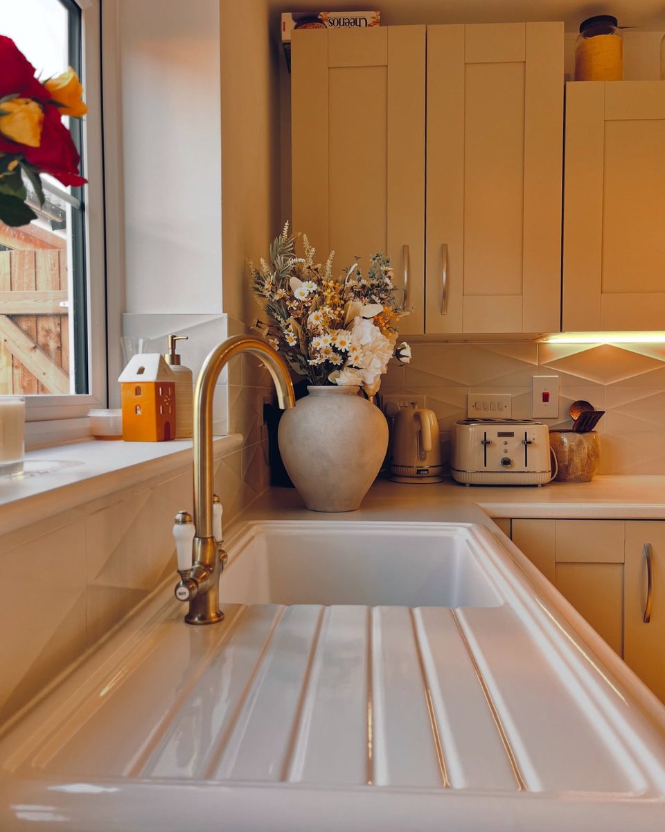 TapWarehouse's tweet photo. The ideal blend of contemporary and classic, our bestselling Butler &amp; Rose Victoria tap is adding warmth and country charm to this modern kitchen - paired perfectly with  a Butler &amp; Rose ceramic sink ✨

📷: homeinteriorswithladyb_ https://t.co/iSAoTVMRm7