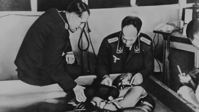 HannahStasi's tweet photo. 8/ Voici une photographie prise lors d'une de ces expériences d'hypothermie. #Rascher est au centre, en uniforme de la #Luftwaffe. https://t.co/R31J8WLL7G