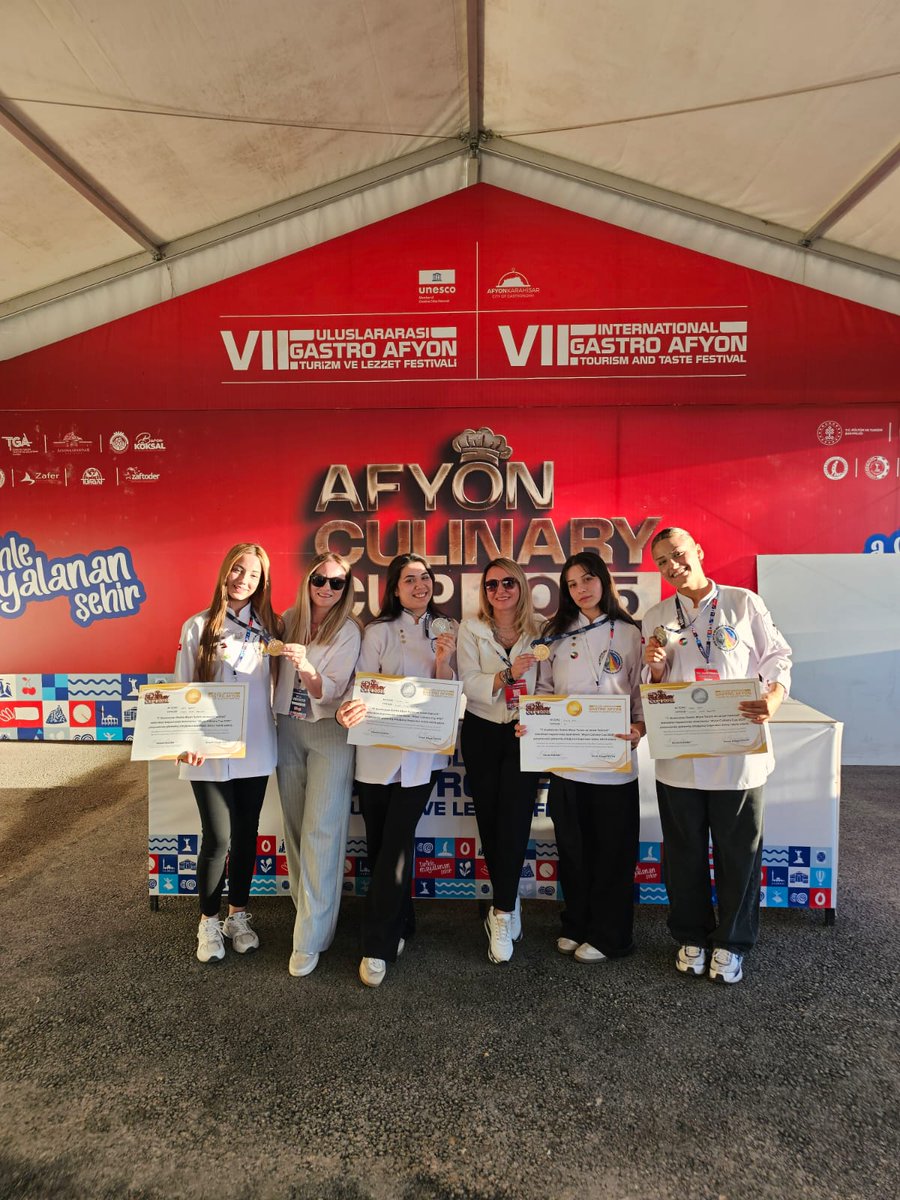 👩🏻‍🍳🏆VII. Uluslararası Gastro Afyon Turizm ve Lezzet Festivali'nde Karabağlar Nene Hatun Mesleki ve Teknik Anadolu Lisesi öğrencilerimiz,
2️⃣ altın 🥇🥇
2️⃣ gümüş🥈🥈 
madalya kazandılar. Öğrencilerimizi tebrik eder, başarılarının devamını dileriz.👏🏻👏🏻👏🏻
<a href="/tcmeb/">Millî Eğitim Bakanlığı</a> <a href="/Yusuf__Tekin/">Yusuf Tekin</a>