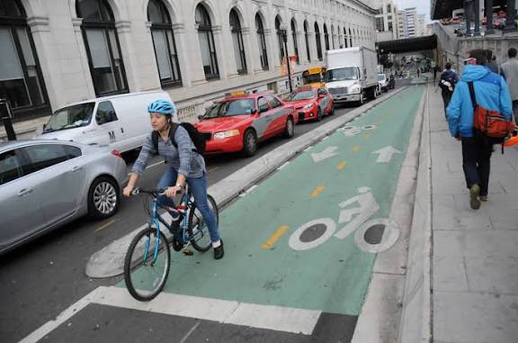 “Son peligrosas para los 🚶‍♀️”. Una acusación sorprendentemente común, que no tiene absolutamente ninguna base logica. Las ciclovías 🚲 pueden ser nuevas para los mexicanos, pero son más seguras para los peatones que cruzar una angosta calle llena de autos. theguardian.com/environment/bi…