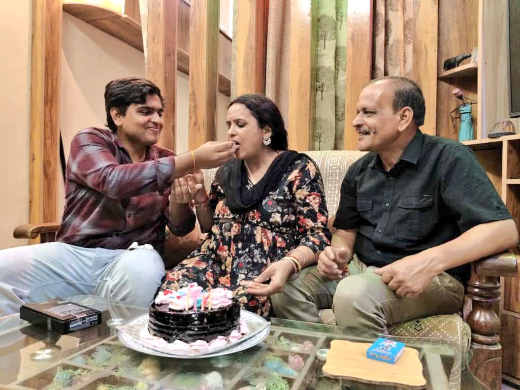 चाचीमाॅं श्रीमती विवेचना <a href="/DrAwanishDEORI/">Dr.Awanish Mishra (वृक्ष से जल,जल से जीवन)</a> जी को जन्मदिवस पर विशेष उपहार मिला। 

#परिक्रमा यह पुस्तक ही नहीं आपके जीवन को एक गुरु की भांति दिशा देने वाली है। जब आपके मन में अशांति हो तो पुस्तक का एक पन्ना को पढ़ना आपको ऊर्जा मिलेगी।  प्रणाम #parikrama  <a href="/prahladspatel/">Prahlad Singh Patel ( वृक्ष से जल, जल से जीवन)</a> <a href="/shribabashri/">श्री निर्विकार पथ</a>