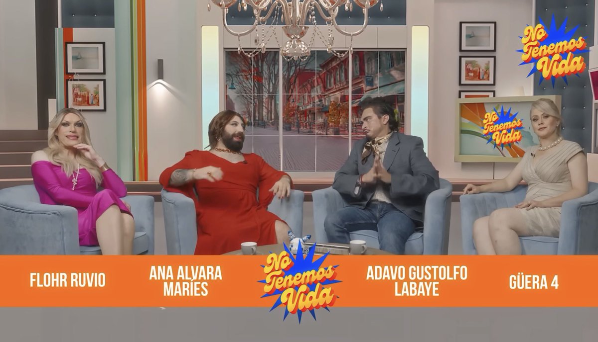 AhoraMex's tweet photo. 🎭 #Entretenimiento | ¡Ricardo Pérez y Slobotzky lo hacen de nuevo! 🙌

Con su sketch “No tenemos vida”, los de La Cotorrisa se lanzan en parodia contra los programas de espectáculos 📺 y figuras como Gustavo Adolfo Infante y Flor Rubio.

Entre risas y crítica, abordan el acoso mediático que viven algunos famosos (como Susana Zabaleta), y de paso, exhiben el estilo amarillista de ciertos medios. 🤐📹😂

🎬 Ya puedes ver el video completo en su canal.

#LaCotorrisa #NoTenemosVida #RicardoPérez #Slobotzky #Parodia #GustavoAdolfoInfante #FlorRubio #Farándula #HumorMexicano #Tendencia #Viral