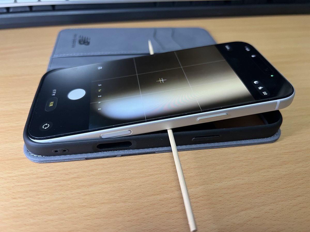 どうもケース右下に入ってるマグネットとカメラコントロールボタン周辺の何かが干渉してそうな感じが…

画像1枚目だと触覚フィードバックが機能するけど、2枚目（微妙にケースへの入り方が深くなってる）では機能しなくなる。

まさかiPhoneでデーモンコアの実験みたいな真似をすることになるとは…