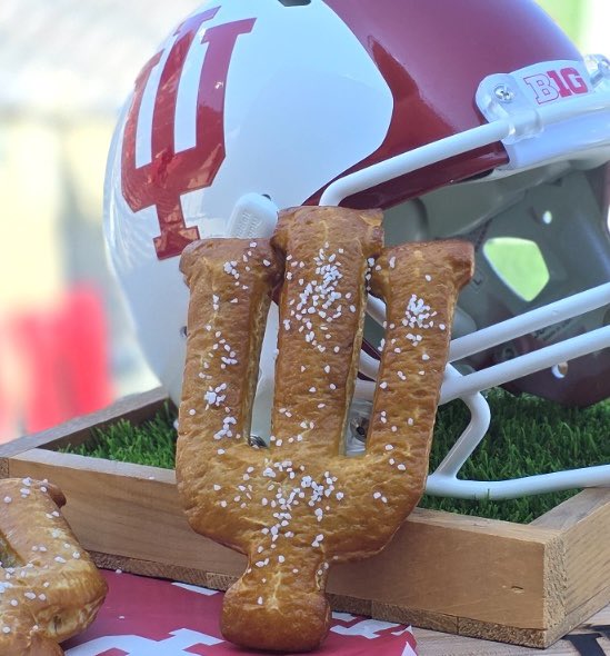 SickosCommittee's tweet photo. BREAKING - Indiana’s got a new pretzel.

h/t @LevyRestaurants https://t.co/MVYlLnDbqA