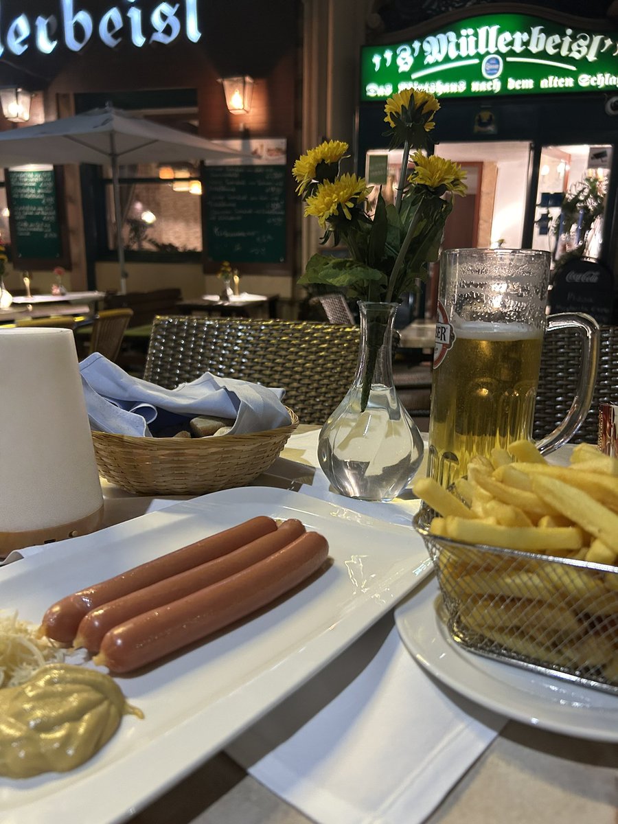 Pedí que me trajeran la típica salchicha vienesa y me trajeron estas 3 vienisimas recién sacadas del paquete. Me parece que me cagaron un toque