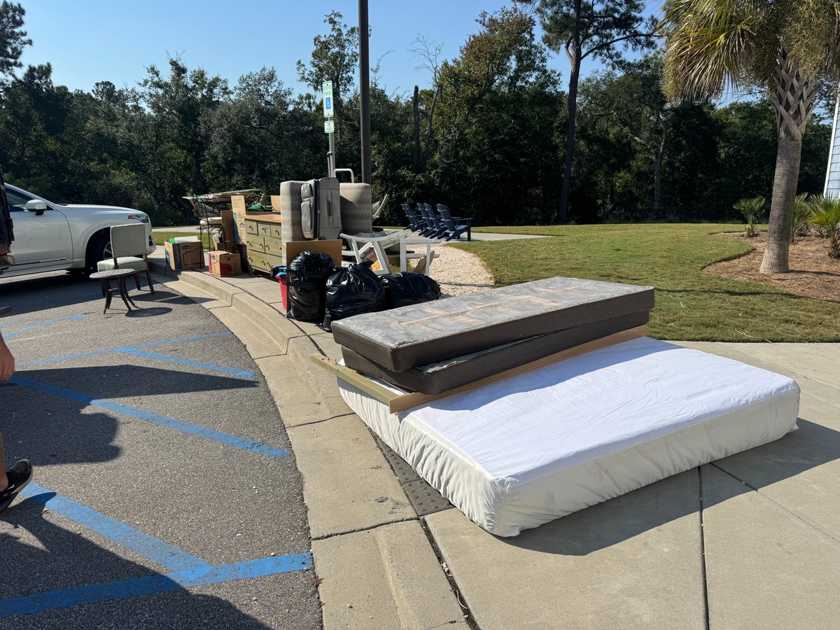 BDJunkremoval's tweet image. ✨ Curbside Cleanup
🐾 Black Dog Junk Removal
👉 Ready for your transformation? Contact us today! 

☎️ 843-920-JUNK (5865)
⚡ Fast and Friendly Service
📍 Charleston, SC

#JunkRemoval #CleanOutCrew #Decluttering #BeforeAndAfter #JunkBeGone #TidyTransformation #ClutterFree