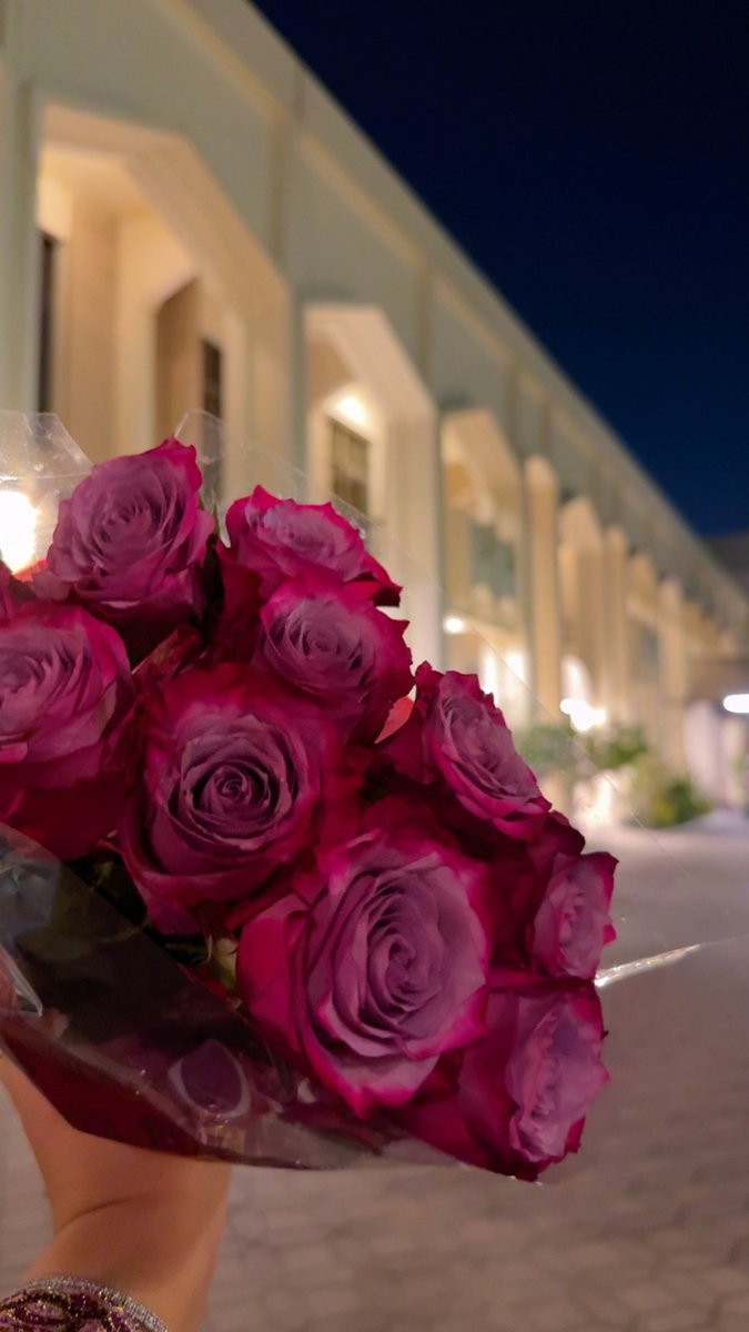 hudasm__'s tweet image. عصفَ بي ألفُ خريف وكان الشتاء في عيني والقيظ في روحي ؛ ولا زلتُ أحمل إكليلاً من الوردِ في قلبي💜🕊