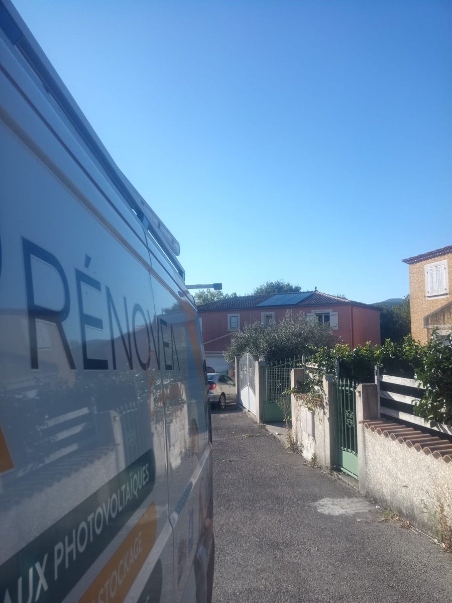 PHOTOVOLTAÏQUE ☀️ I Retour en images sur une installation par Aimerique, Lucas et Guillaume de 6 panneaux PV (3 kwc) à Laroque, dans l’Hérault ! 🏡
#Laroque #Hérault #EnR #PV