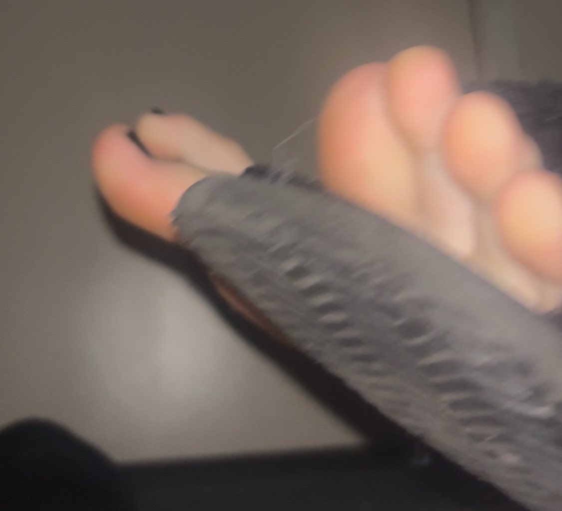 goddesslilly107's tweet photo. i neeeed foot rubs 😖😖 https://t.co/3Z1Aam02wG