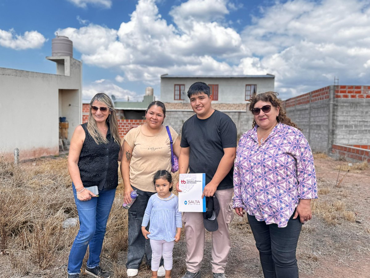 En La Viña se entregaron terrenos a 16 familias. Se trata de un proceso realizado en el marco del plan Mi Lote que coordina la Secretaría de Tierras y Bienes del Estado.
👉tinyurl.com/4s246vhz

#Salta #GobiernoPresente