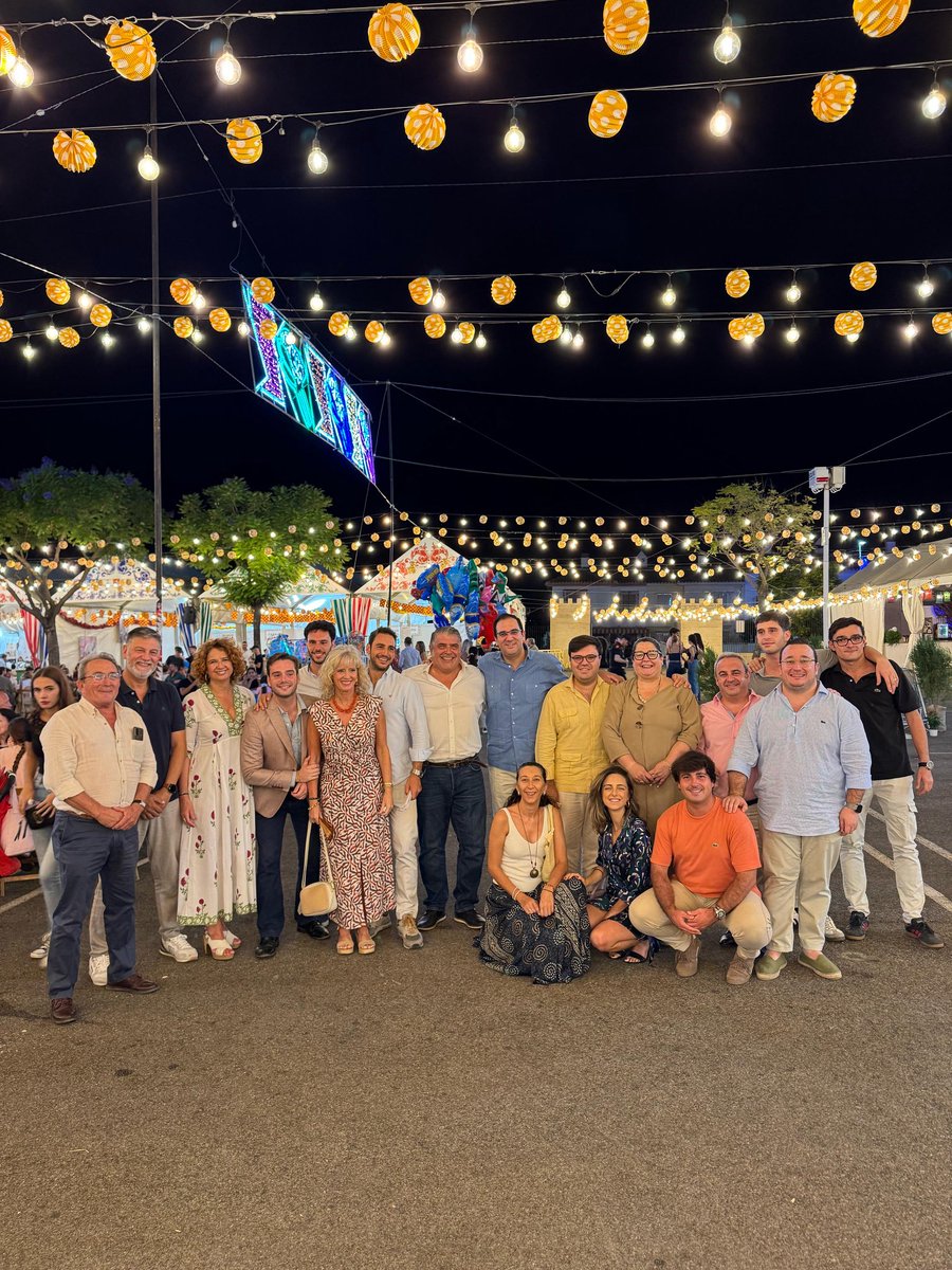 PPDipuSevilla's tweet photo. En la noche de ayer el diputado portavoz @MartinTorCas y el diputado @emiliosotopp, junto al secretario general de @PPdeSevilla , @aaguileragalvez y otros compañeros, visitaron la Feria de #CastillejadelaCuesta con el equipo de @ppcastilleja. 

Una Feria para compartir y disfrutar en este bello pueblo de nuestro aljarafe sevillano, que estos días sean de alegría, convivencia y orgullo por vuestras tradiciones. ¡Feliz Feria a todos los castillejanos!