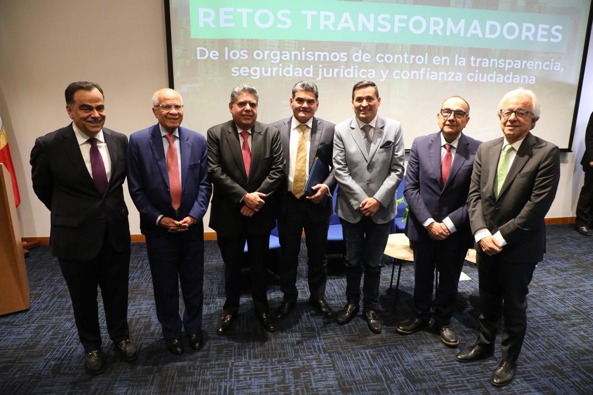 La fuerza de la democracia está en controlar el poder.
En @uexternado, junto a <a href="/gomezmendeza/">Alfonso Gómez Méndez</a>, el procurador #GregorioEljach, el contralor <a href="/CarlosHernanR1/">Carlos Hernan Rodríguez Becerra</a> y el contralor de Cundinamarca <a href="/carloswil23/">CARLOS WILCHES</a>, discutimos los retos de los organismos de control: proteger derechos, defender la