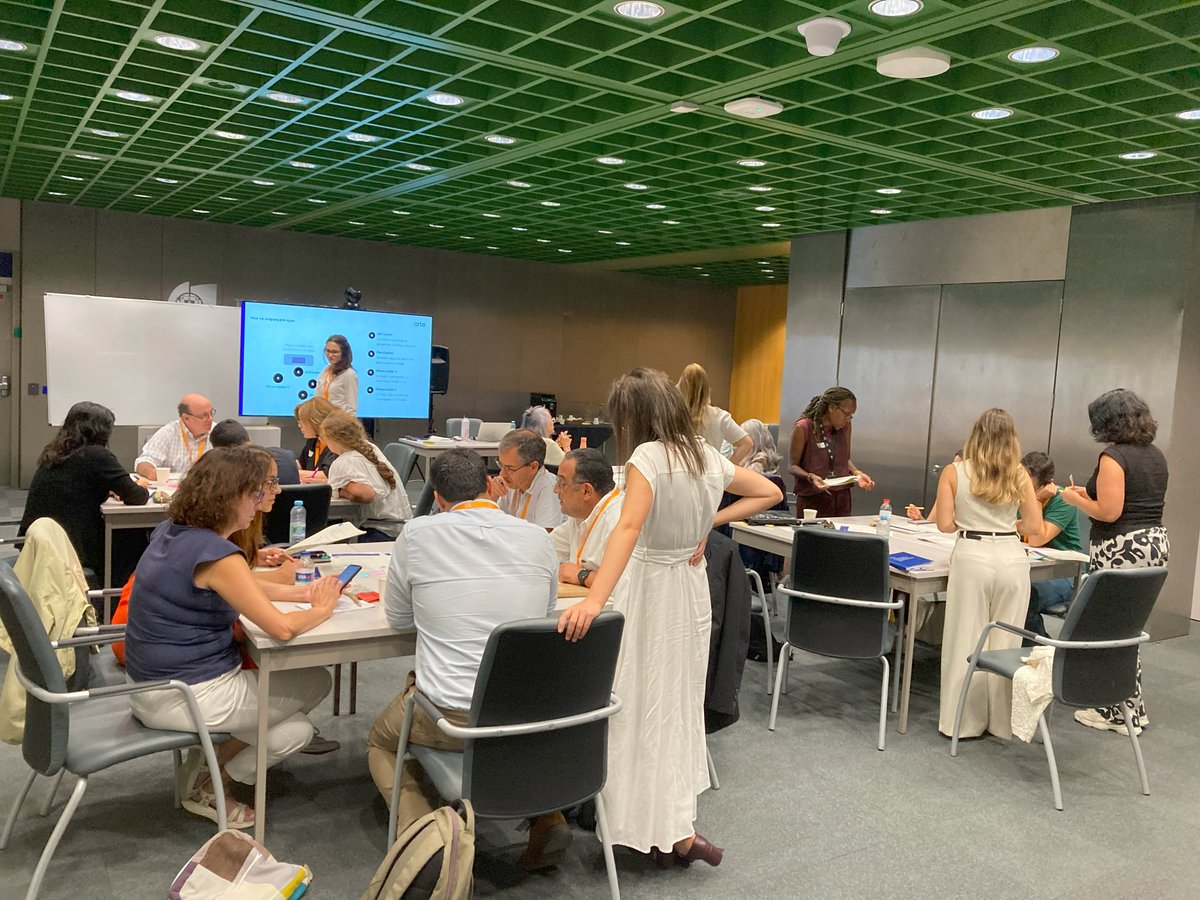 LabX_govpt's tweet image. 🚀 1.ª edição concluída!
19 trabalhadores do setor público aceitaram o desafio de repensar a forma como os cidadãos interagem com os serviços digitais.

🌍 Mais simples. Mais inclusivos. Mais humanos.
Este é o futuro da Administração Pública. 💡

#ARTEGov #LabX